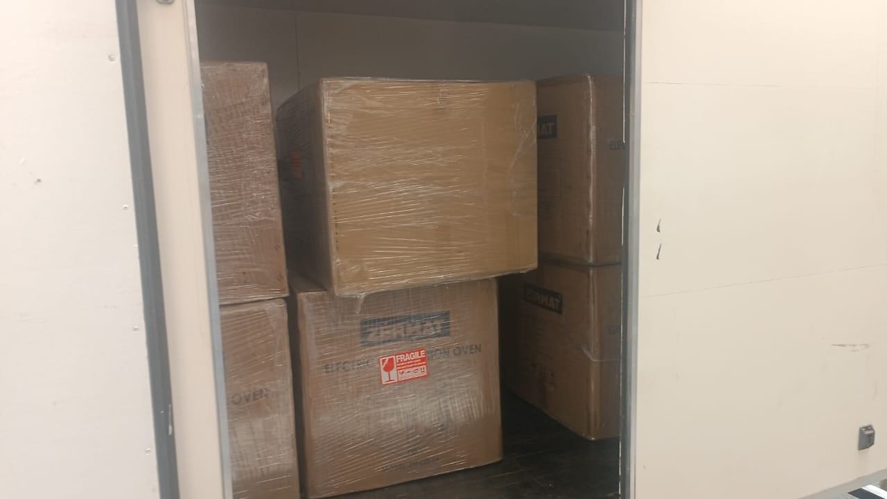 Karton oven dimuat ke dalam lori untuk dibawa ke Port Klang
