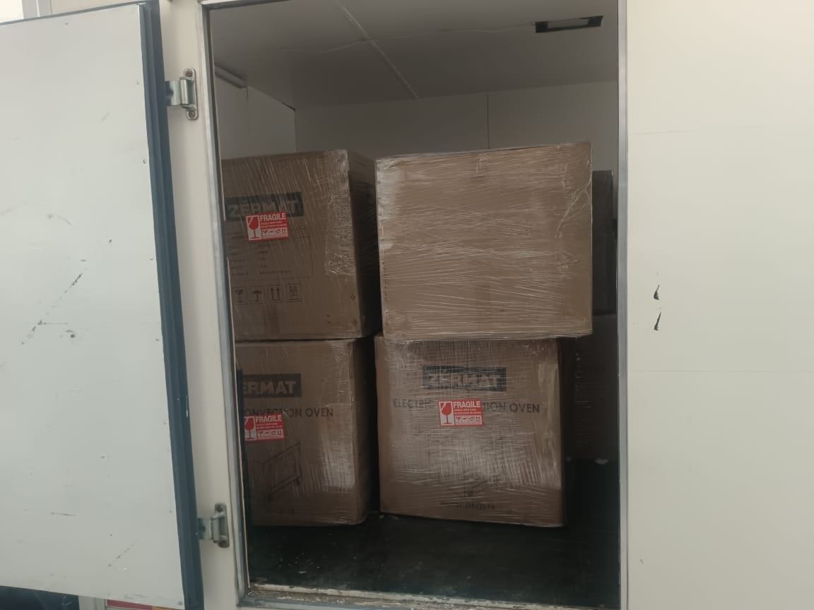 Karton oven tersusun kemas dalam lori penghantaran