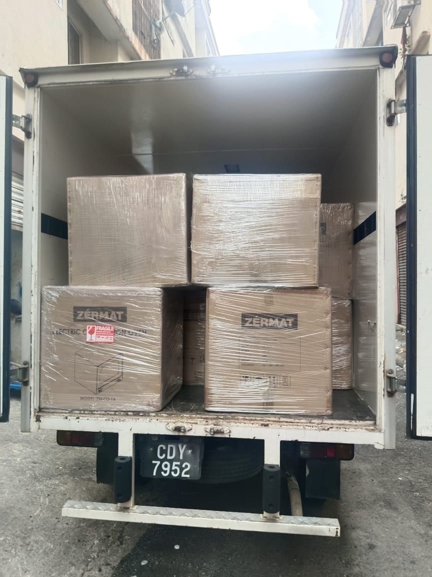 Lori penuh dengan karton oven, sedia bertolak ke Port Klang